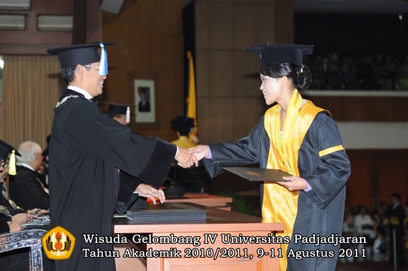 wisuda-fik-oleh-dekan-045