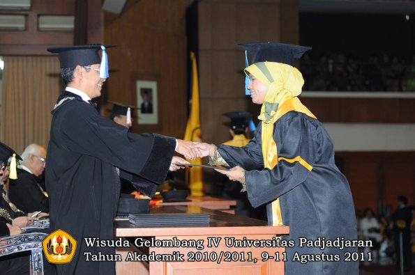 wisuda-fik-oleh-dekan-046