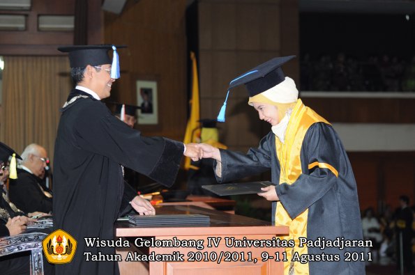 wisuda-fik-oleh-dekan-047