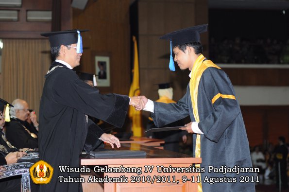 wisuda-fik-oleh-dekan-048