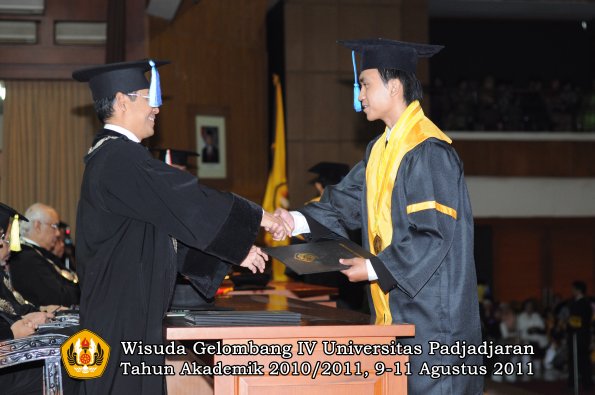 wisuda-fik-oleh-dekan-049