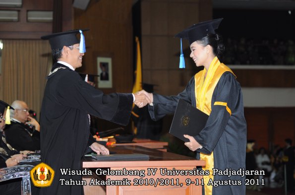 wisuda-fik-oleh-dekan-050