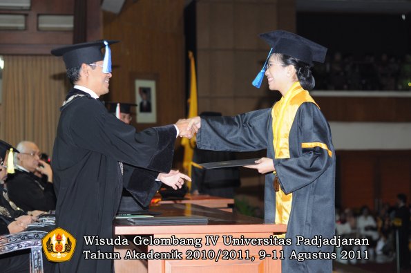 wisuda-fik-oleh-dekan-051