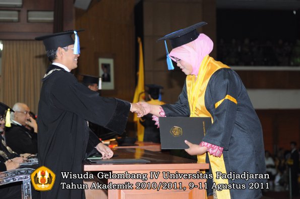 wisuda-fik-oleh-dekan-052