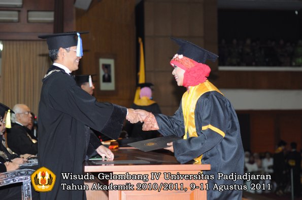 wisuda-fik-oleh-dekan-053