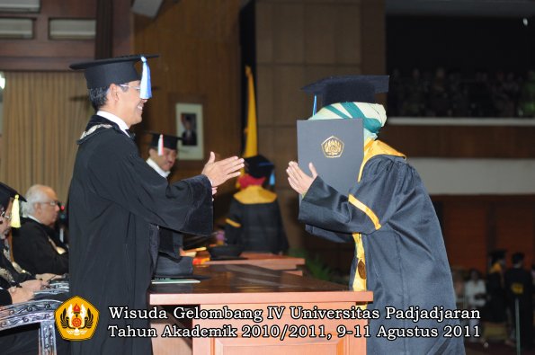 wisuda-fik-oleh-dekan-054