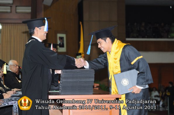 wisuda-fik-oleh-dekan-055