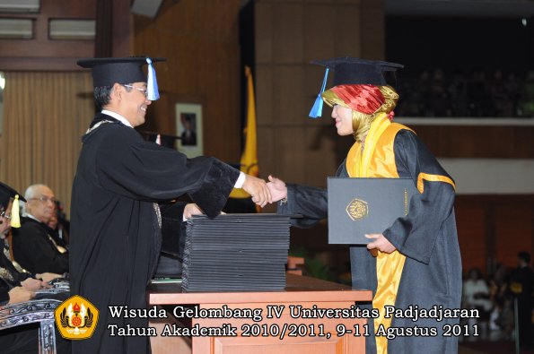 wisuda-fik-oleh-dekan-056