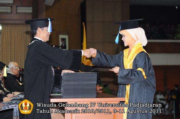 wisuda-fik-oleh-dekan-057