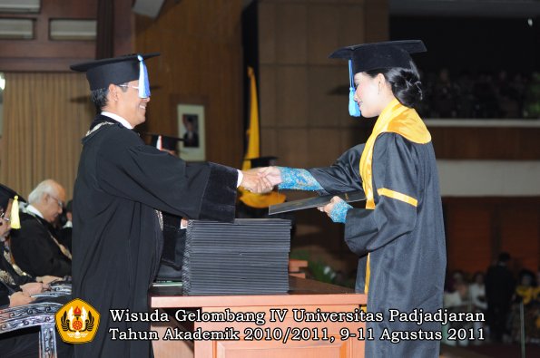 wisuda-fik-oleh-dekan-058