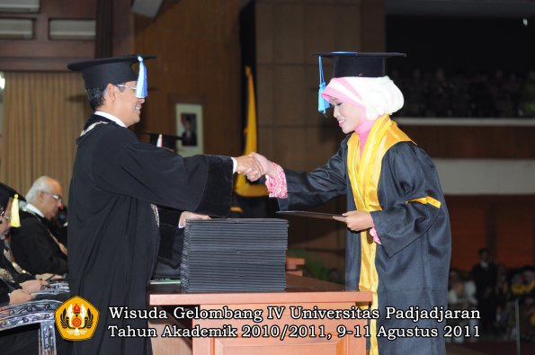 wisuda-fik-oleh-dekan-059