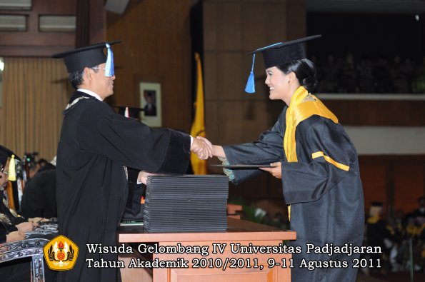 wisuda-fik-oleh-dekan-060