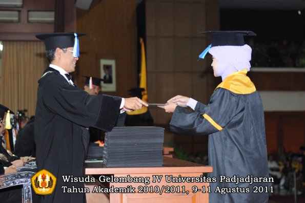 wisuda-fik-oleh-dekan-061