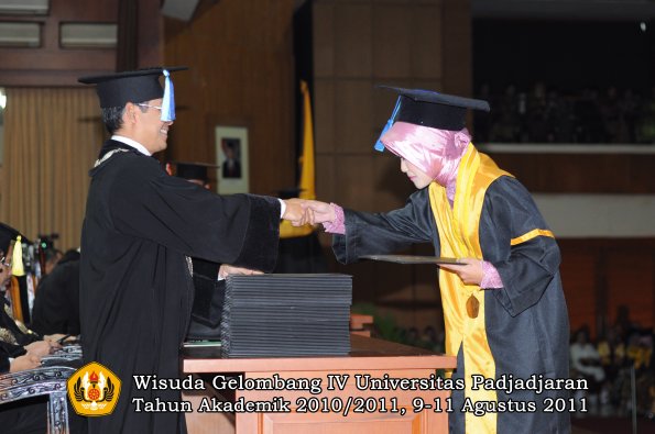 wisuda-fik-oleh-dekan-063