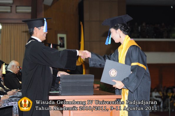 wisuda-fik-oleh-dekan-066