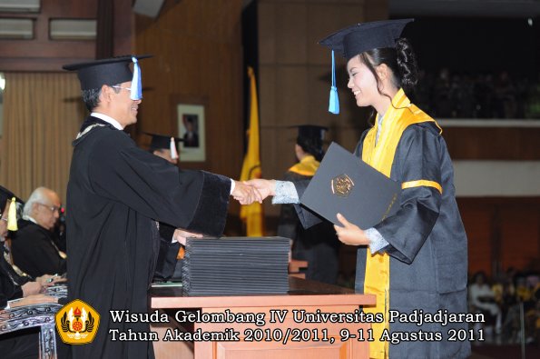 wisuda-fik-oleh-dekan-071