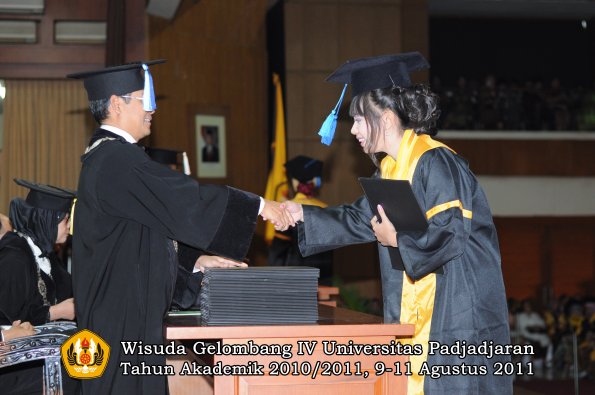 wisuda-fik-oleh-dekan-075