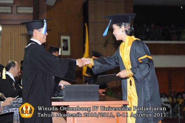 wisuda-fik-oleh-dekan-078