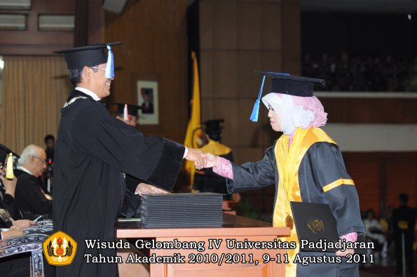 wisuda-fik-oleh-dekan-081