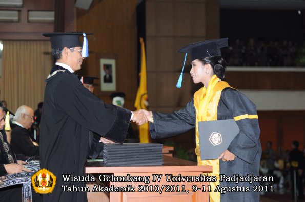 wisuda-fik-oleh-dekan-084