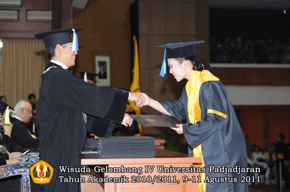 wisuda-fik-oleh-dekan-085