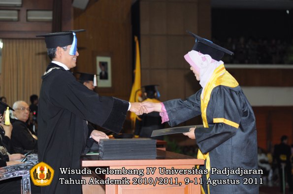 wisuda-fik-oleh-dekan-086