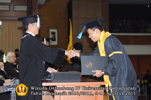 wisuda-fik-oleh-dekan-087