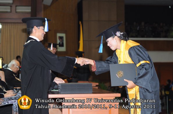 wisuda-fik-oleh-dekan-089