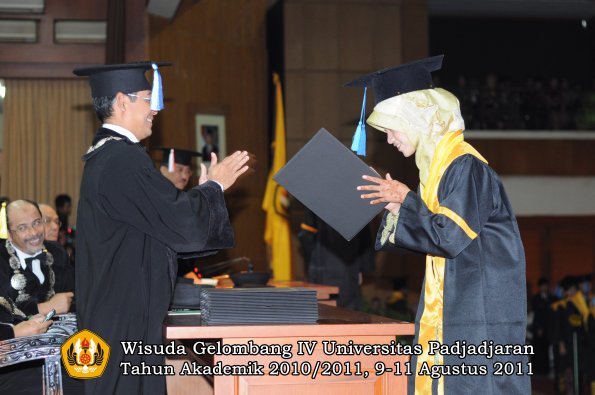 wisuda-fik-oleh-dekan-090