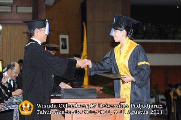 wisuda-fik-oleh-dekan-091