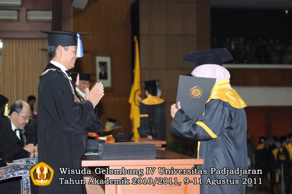 wisuda-fik-oleh-dekan-092