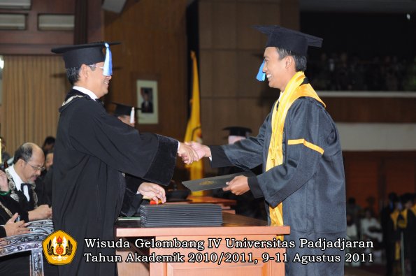 wisuda-fik-oleh-dekan-093