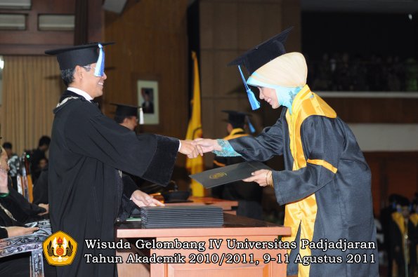 wisuda-fik-oleh-dekan-094