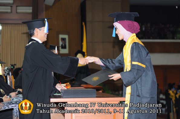 wisuda-fik-oleh-dekan-095