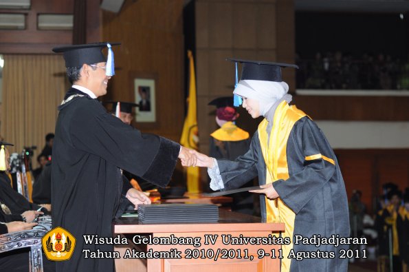 wisuda-fik-oleh-dekan-096