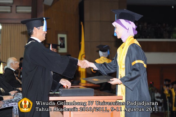 wisuda-fik-oleh-dekan-097