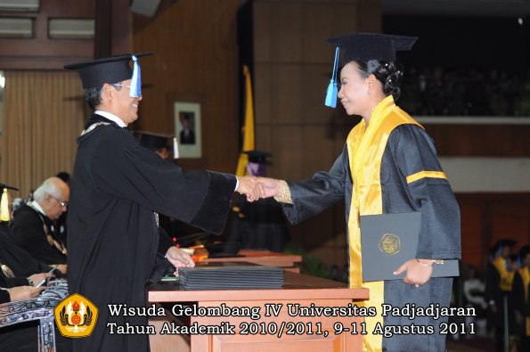 wisuda-fik-oleh-dekan-098