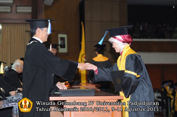 wisuda-fik-oleh-dekan-099