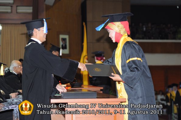 wisuda-fik-oleh-dekan-100