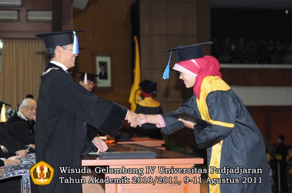 wisuda-fik-oleh-dekan-105