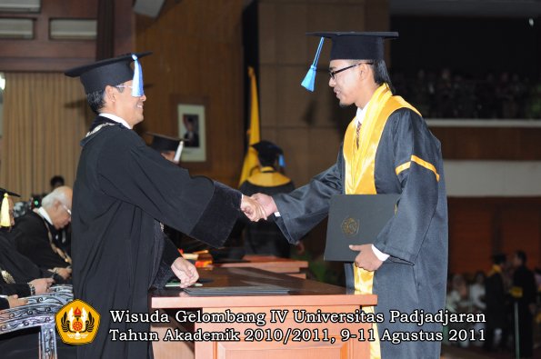 wisuda-fik-oleh-dekan-109