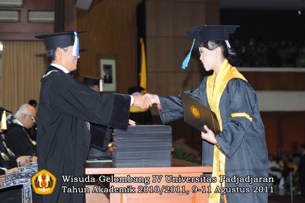 wisuda-fik-oleh-dekan-116