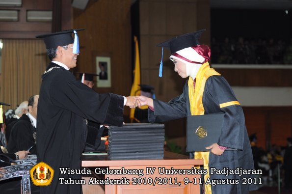 wisuda-fik-oleh-dekan-121