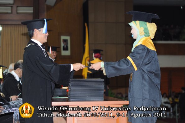 wisuda-fik-oleh-dekan-122