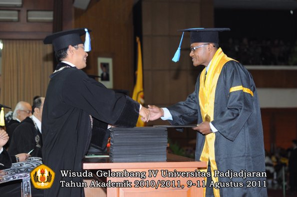 wisuda-fik-oleh-dekan-123