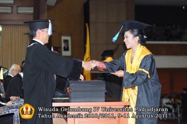 wisuda-fik-oleh-dekan-124