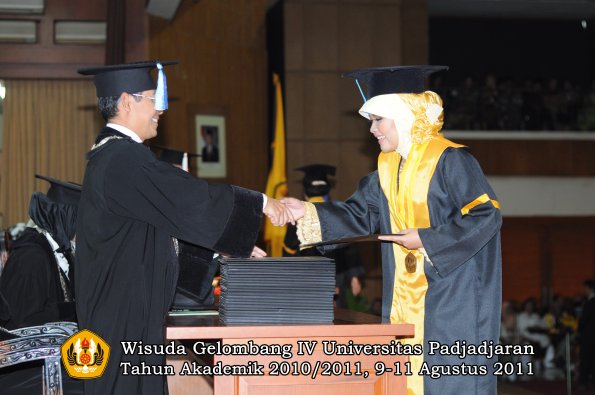 wisuda-fik-oleh-dekan-125