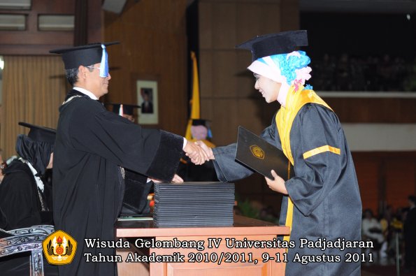 wisuda-fik-oleh-dekan-127