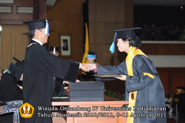 wisuda-fik-oleh-dekan-128