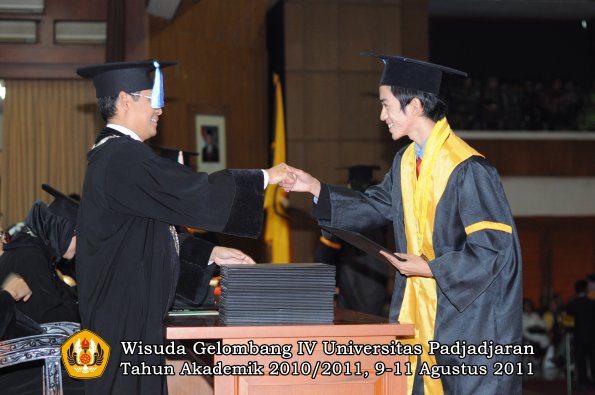 wisuda-fik-oleh-dekan-129